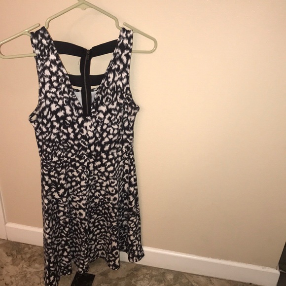 Perfect fitting knee height dress - Picture 2 of 3